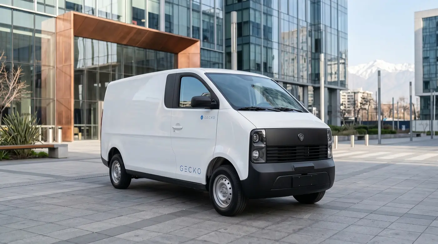 Furgón eléctrico Gecko EV48 blanco en un patio corporativo